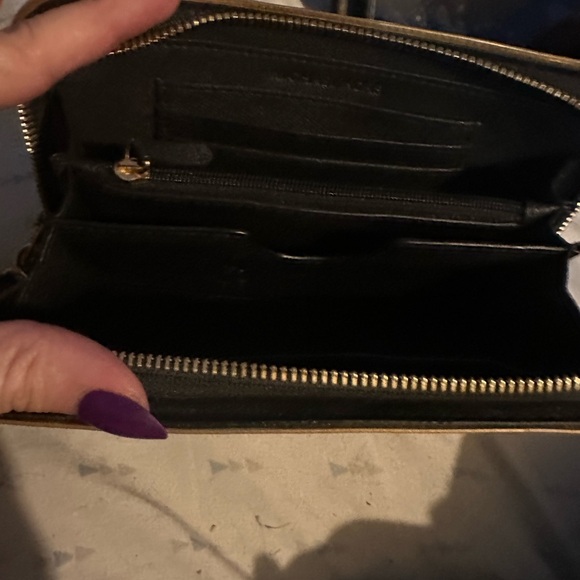 Michael Kors wallet black with gold trim - Picture 5 of 6